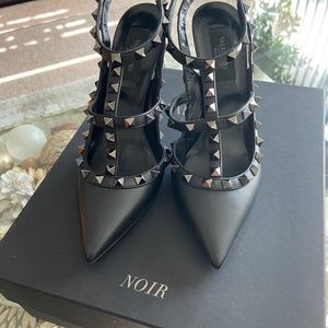 NEW Valentino Garavani Noir Rockstud Leather Slingback